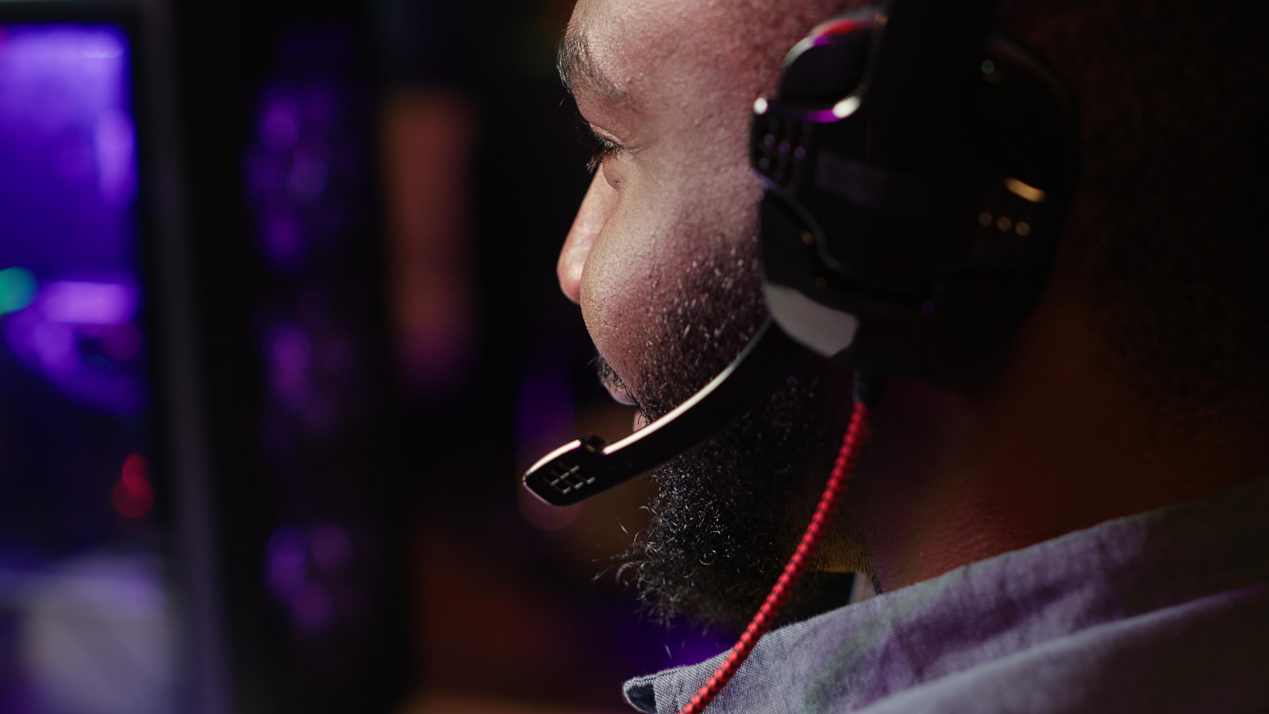 un joueur e-sports africain qui joue