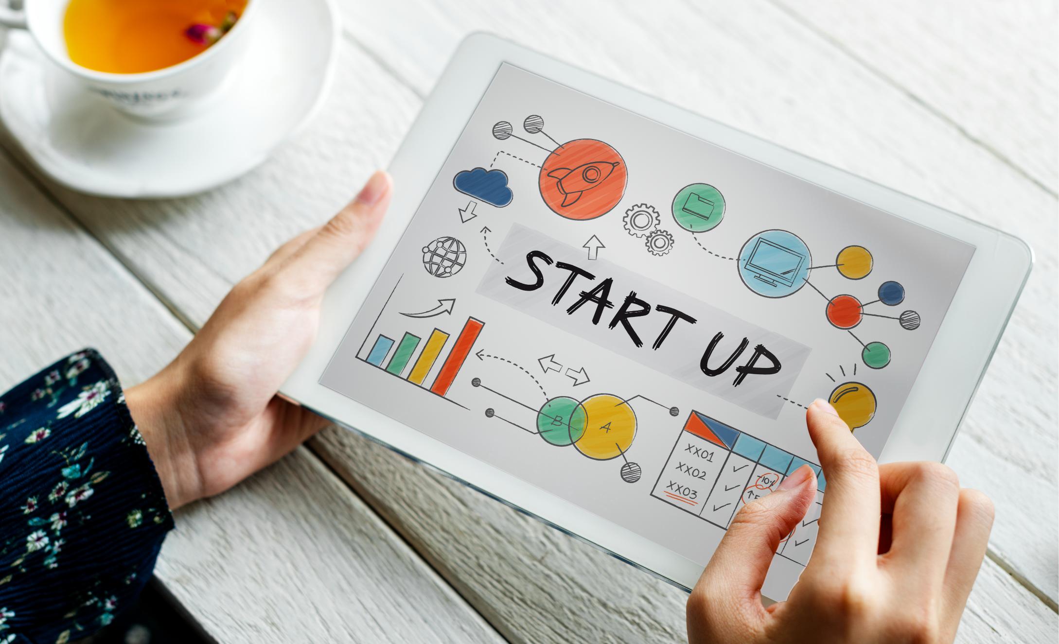 personne utilisant une tablette avec son écran qui montre Startups africaines, Entrepreneuriat africain