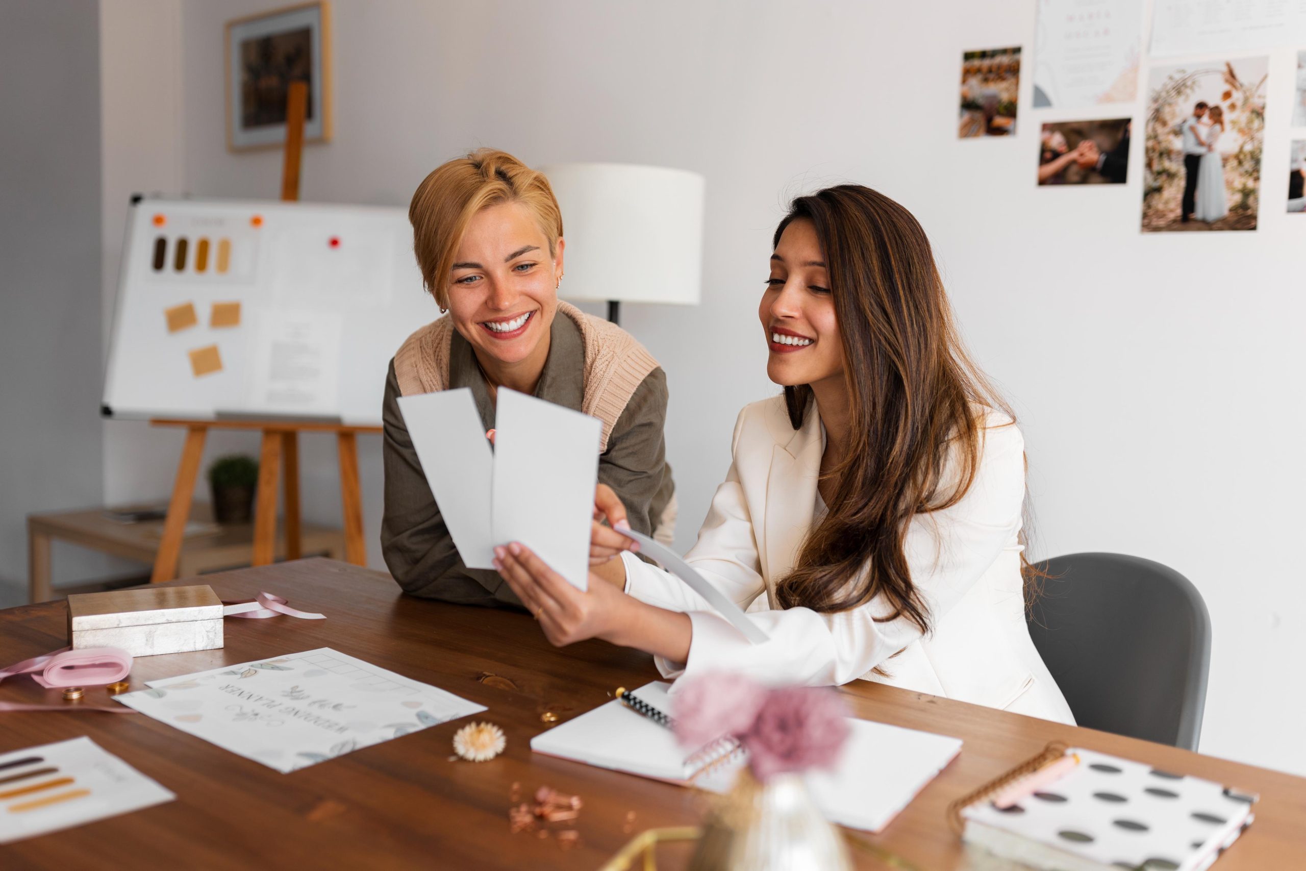 entrepreneuriat féminin : deux femmes au bureau