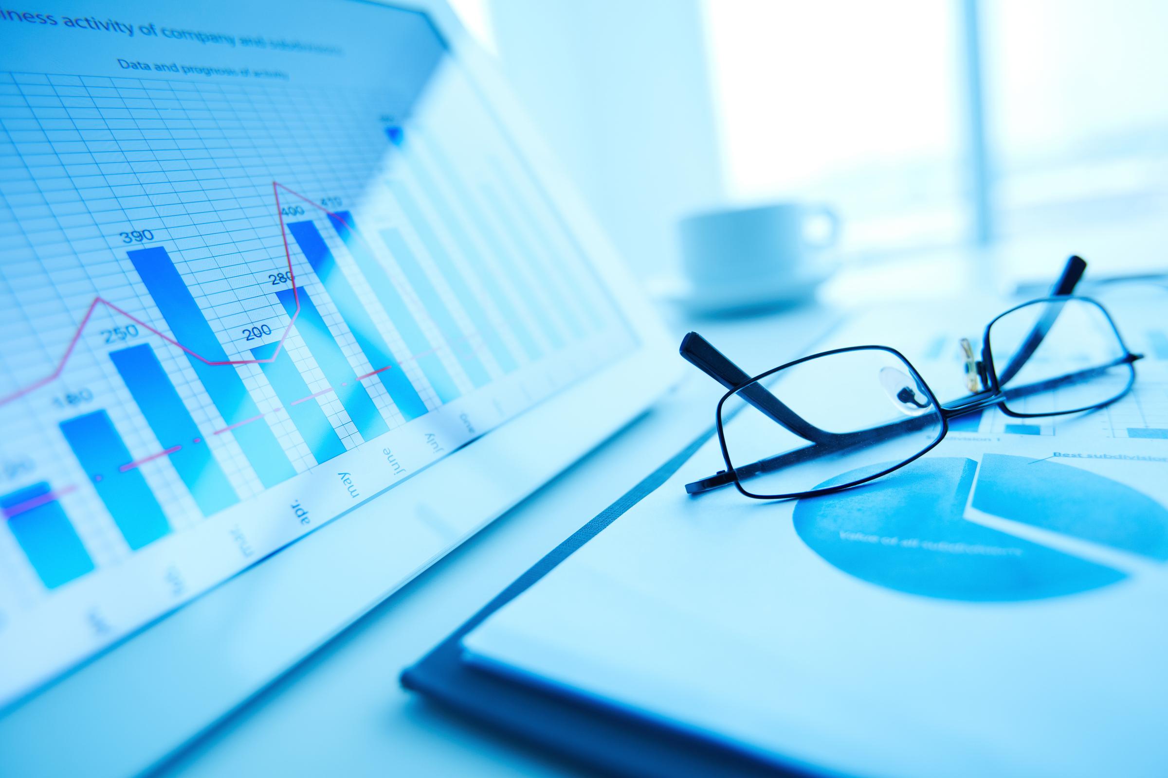 Laptop affichant des graphiques et statistiques économiques sur l’Afrique