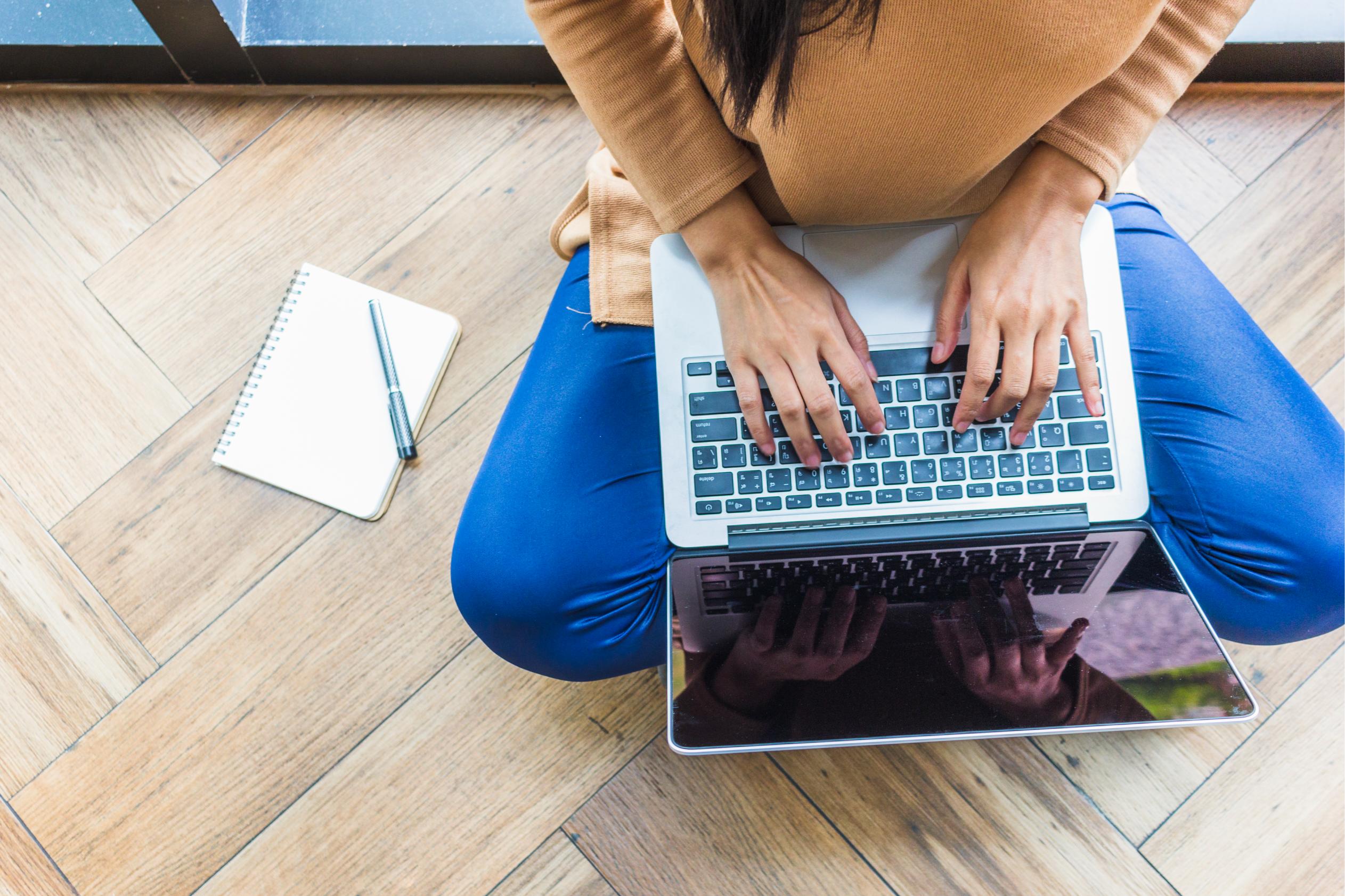 Travailleuse digitale entrepreneure utilisant son ordinateur pour son business en ligne