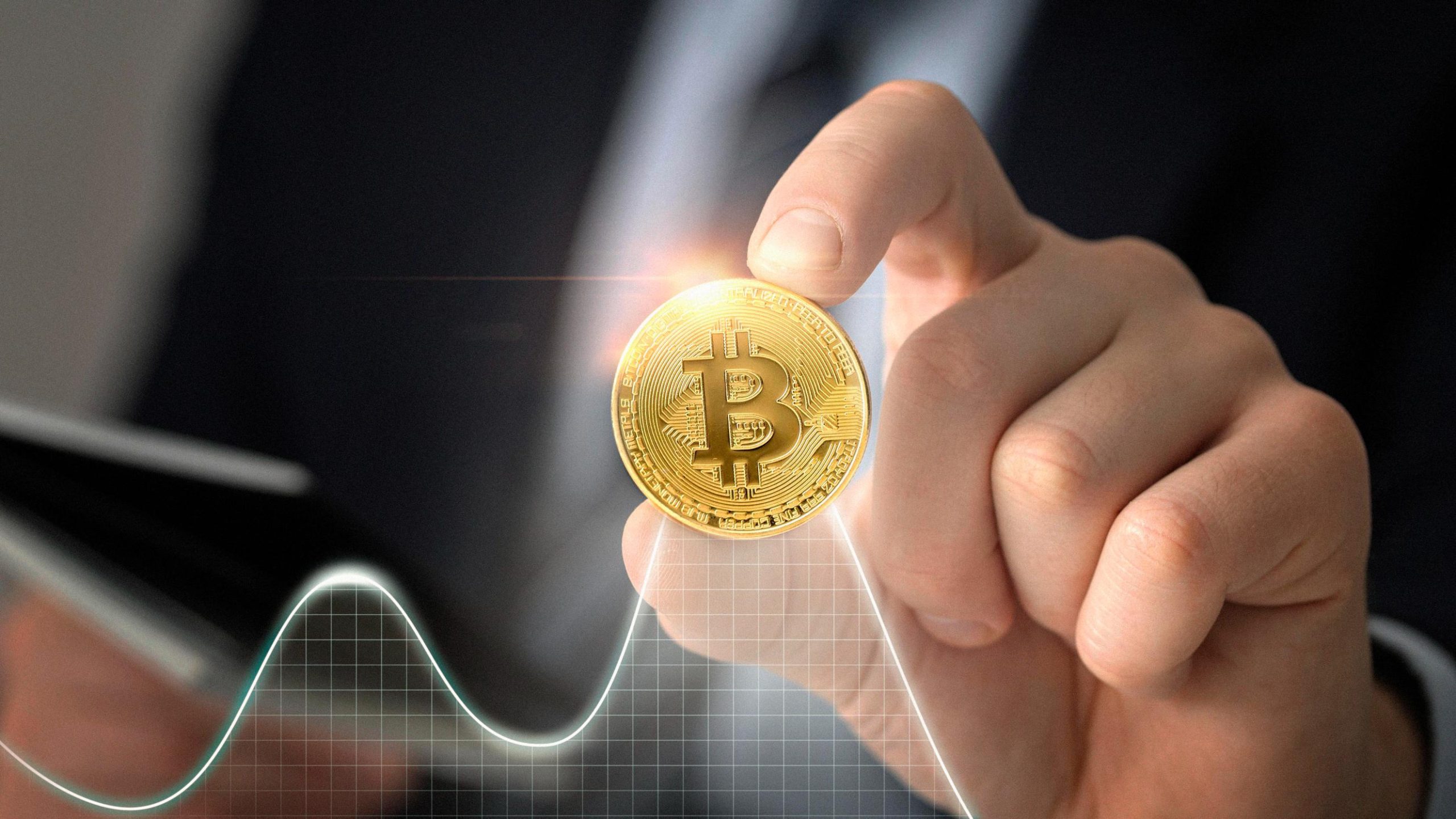 Main tenant une pièce Bitcoin entre deux doigts, symbole de l’adoption et de la régulation des cryptomonnaies au Maroc