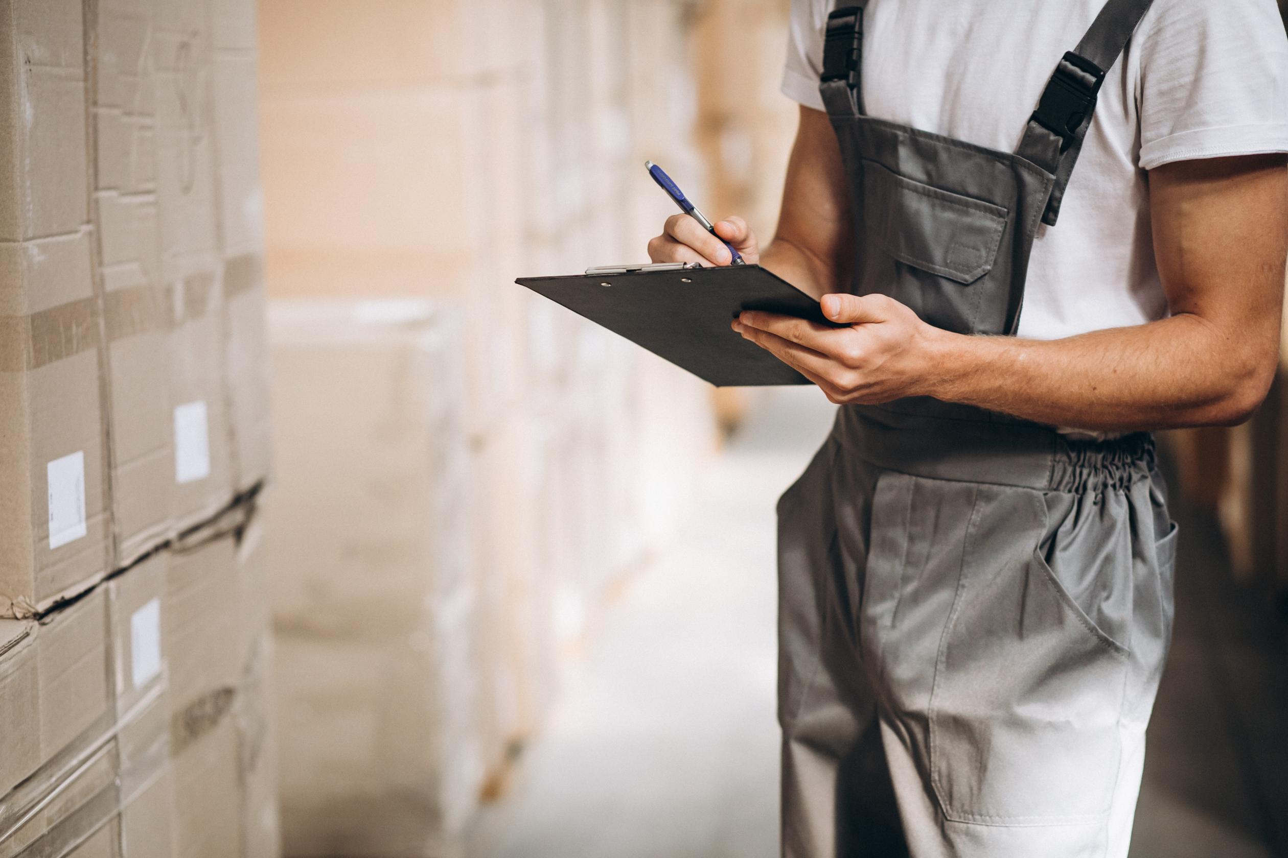La logistique au Maroc : un homme entrain de faire son travail quotidien de logistique