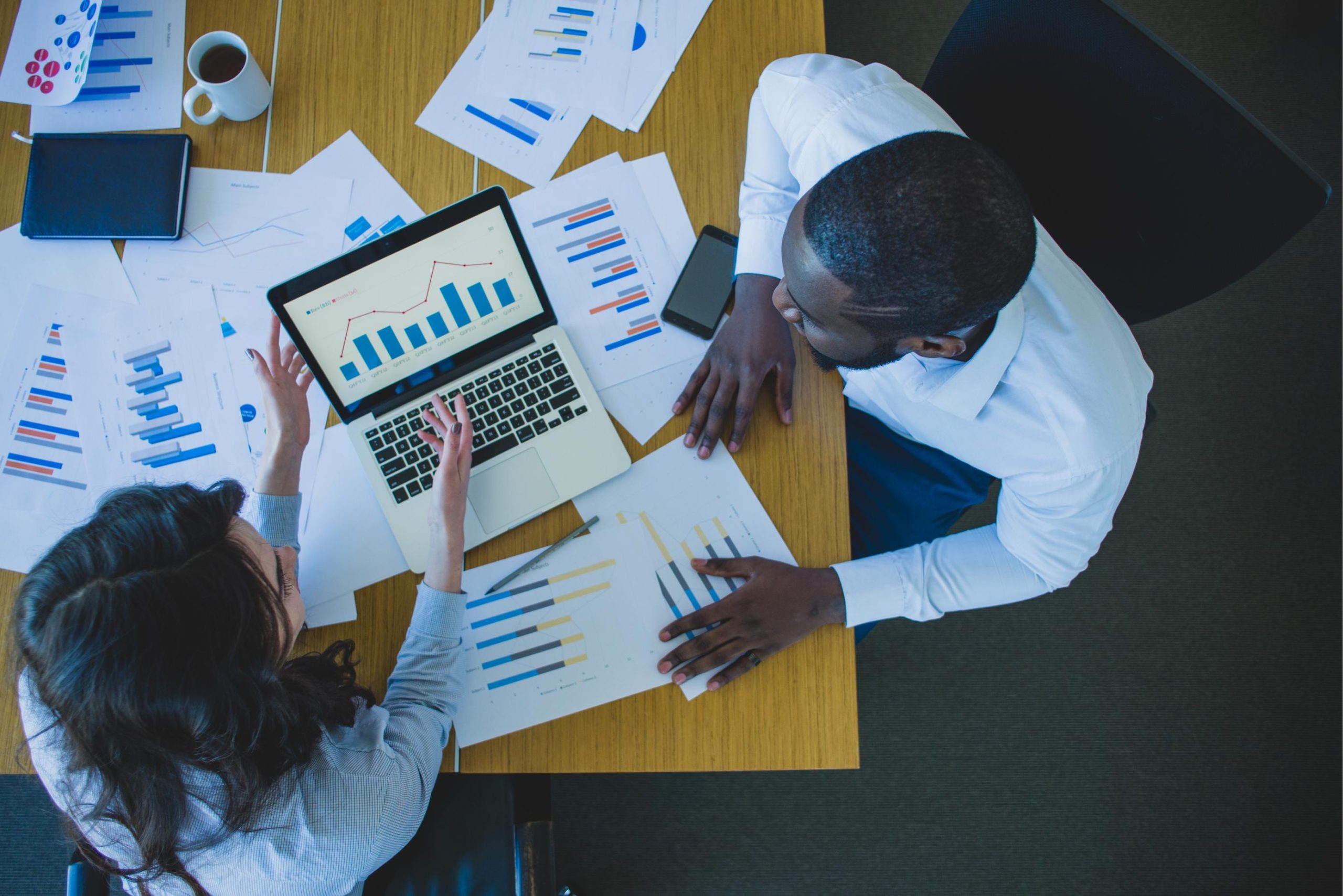 scene de bureau avec ordinateur portable, en afrique , investissement en afrique