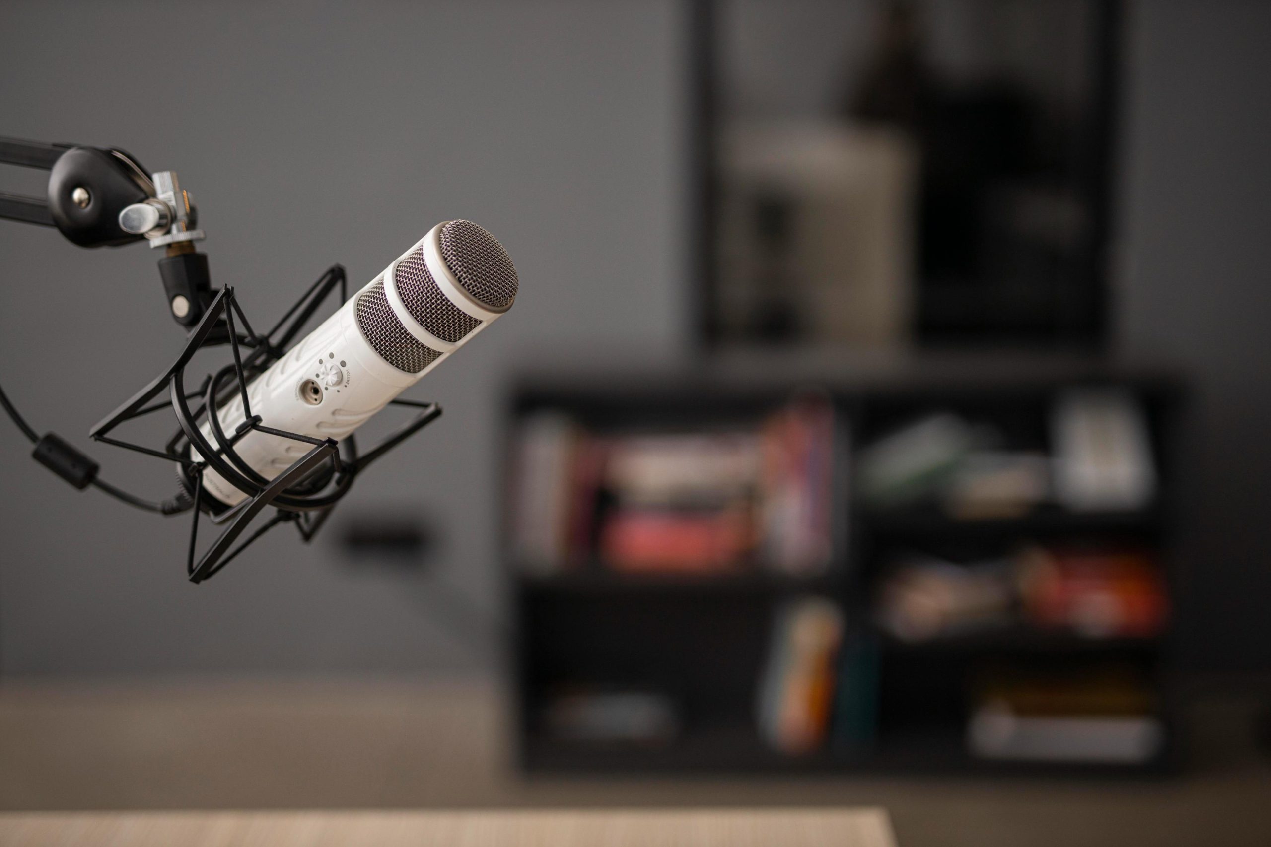 vue latérale d'un microphone pour podcasts africains